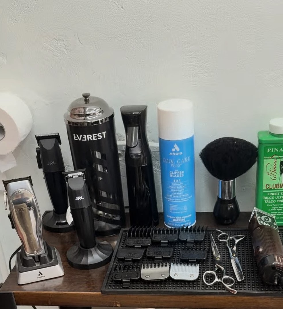 Herramientas de barbería: máquinas, tijeras y productos